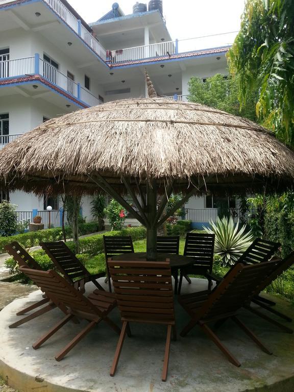Hotel Shiva'S Dream Sauraha Exterior photo