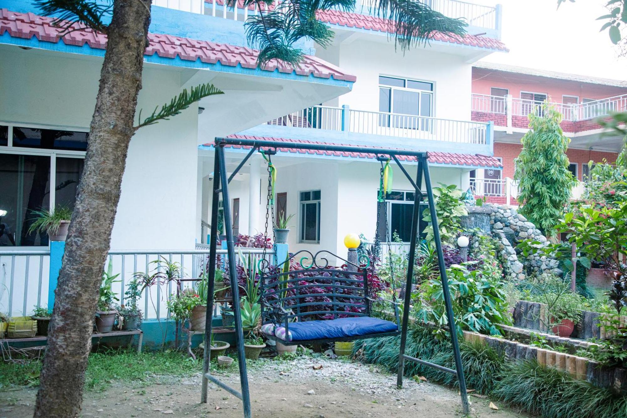 Hotel Shiva'S Dream Sauraha Exterior photo