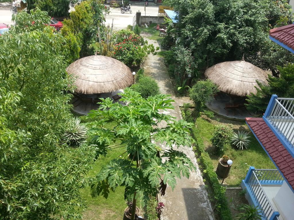 Hotel Shiva'S Dream Sauraha Exterior photo